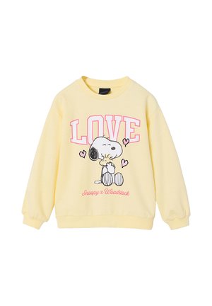 Hellgelber Pullover mit Snoopy, der Woodstock umarmt, umgeben von pinkfarbenen Herzen, und darüber steht in großen pinkfarbenen Buchstaben "LOVE".