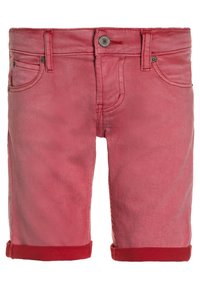 Punaiset denim-shortsit, joissa on käännetty helma, etupainike-aukko ja perinteinen viisi-taskuinen muotoilu. Liu'utettua pintaa ilman kuvioita.