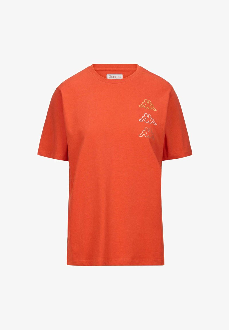 Camiseta de algodón naranja con mangas cortas. Presenta cuatro logotipos estilizados de Kappa en blanco apilados en diferentes colores en el lado izquierdo.