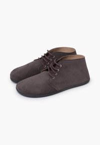 Botas de ante marrón hasta el tobillo con puntera redondeada, cordones en la parte delantera y forro interior suave. Suela de goma con textura sutil y agarre.