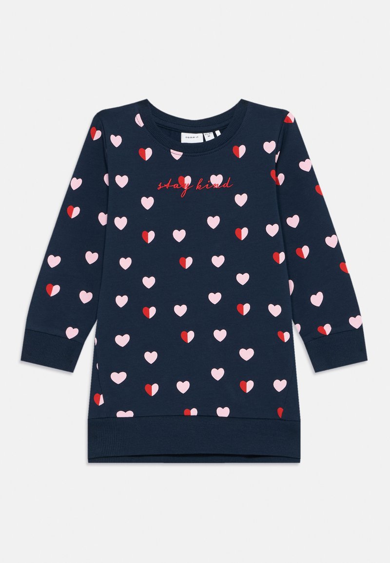 Felpa blu navy con un motivo di cuori sparsi in rosa e rosso. Testo "stay kind" ricamato in rosso sulla parte anteriore. Maniche lunghe, collo a giro.