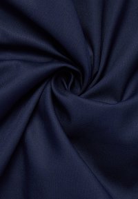 Marineblauwe stof, gladde textuur, dicht geweven, met een lichte glans, gerangschikt in een spiraalpatroon dat diepte en rijkdom in kleur laat zien.