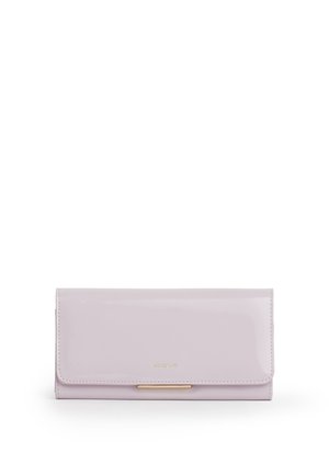 Portafoglio clutch rettangolare color lavanda con chiusura a patta e piccolo logo dorato del marchio centrato sul davanti.