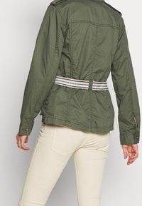 Esprit Tunn jacka - green