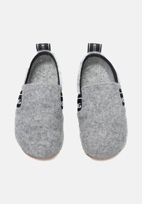 Grijze gevoerde slippers met zwarte stoffen binnenvoering en contrasterende logo-accenten. Instapontwerp met een gladde textuur en flexibele zool.