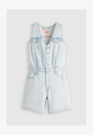 Svetlomodrý deninový overal s hlbokým výstrihom do V, bez rukávov, prednými vreckami a piatimi kovovými gombíkmi pozdĺž stredu; na spodnej časti sú šortky.