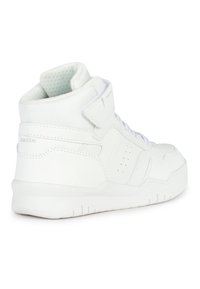 Baskets montantes blanches en cuir synthétique et mesh, avec une bride à velcro et une fermeture à lacets, accents perforés pour la respirabilité.