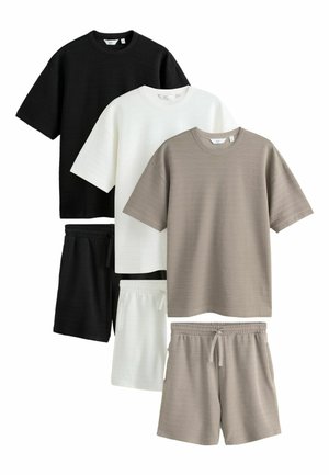 Sady ležérnych tričiek s krátkym rukávom a zodpovedajúcich šortiek v čiernej, bielej a taupe farbe usporiadané do prekrývajúcich sa radov.