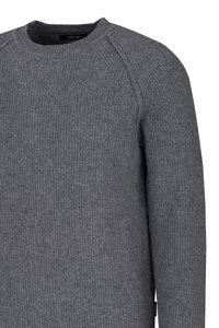 Dunkelgrauer, gerippter Longsleeve-Pullover mit Rundhalsausschnitt und Raglanärmeln, der den Oberkörper und die Arme zeigt.