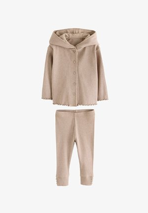 Beiges geripptes Strick-Kleinkind-Outfit mit Kapuzen-Button-up-Oberteil und passenden Hosen mit Knopfdetails an den Knöcheln.