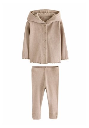Completo beige a righe composto da un top con cappuccio e bottoni, con orlo ondulato, e pantaloni abbinati con vita elastica e dettagli con bottoni.