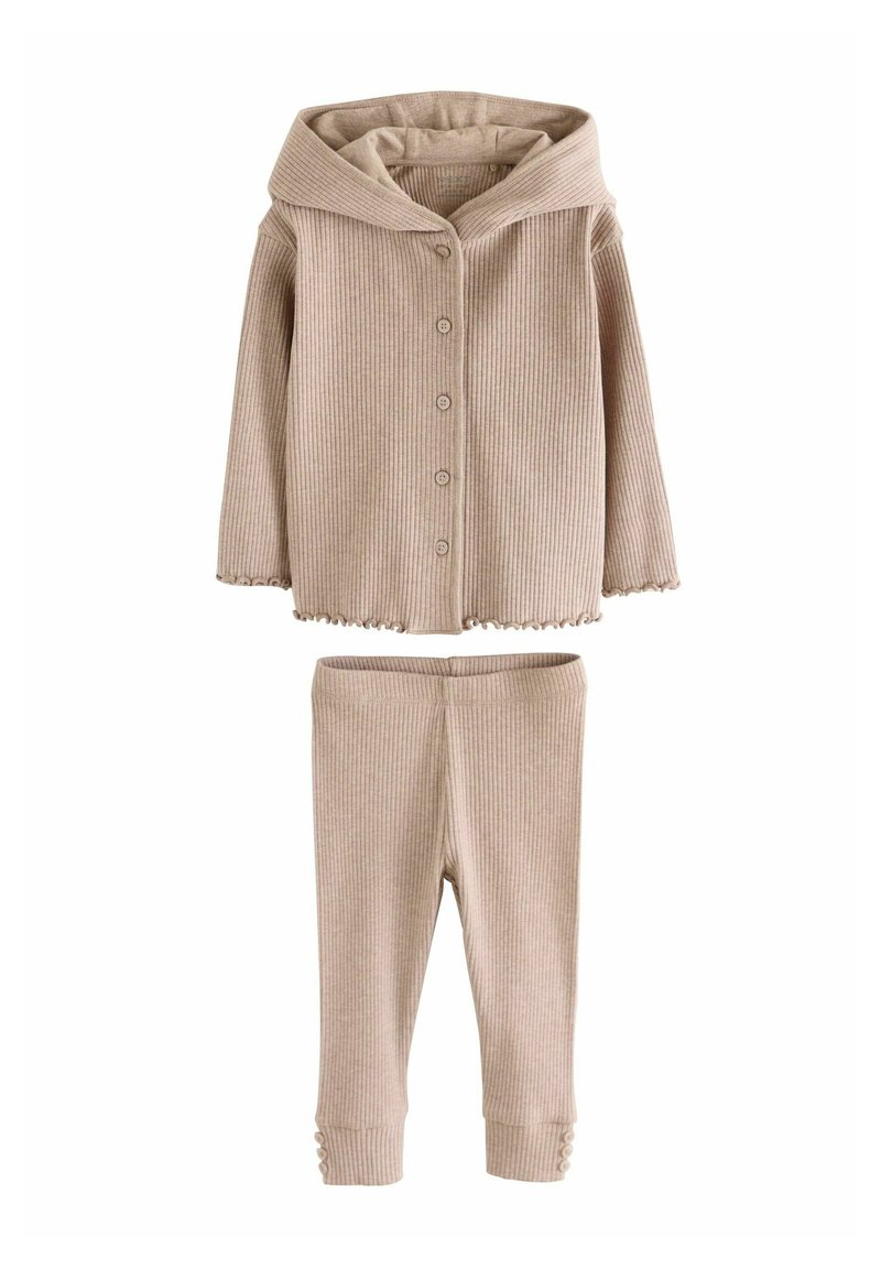 Beige ribbad tvådelad outfit med huva, knäppbar topp med vågig nederkant och matchande byxor med elastisk midja och knäppdetaljer.