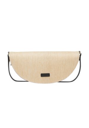 Halbmondförmige, beige gewebte Umhängetasche mit schlankem schwarzem Riemen und kleinem rechteckigem schwarzem Markenlabel vorne in der Mitte.