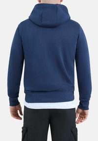 Sudadera azul marino con capucha ajustable, puños y cintura de canalé, hecha de una tela suave. Presenta un diseño trasero liso y sin costuras.