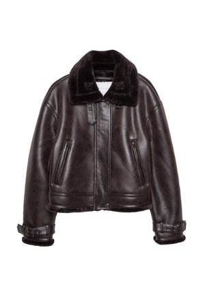 Giacca aviator in pelle marrone scuro con colletto peloso nero, chiusura a zip, due tasche frontali e dettagli con fibbie sui polsini.