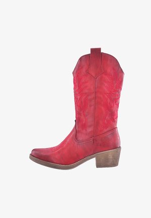 Botte de cow-boy en cuir rouge avec des motifs floraux en reliefintriqués, bout pointu et talon en bois empilé. Texture lisse avec une finition mate.