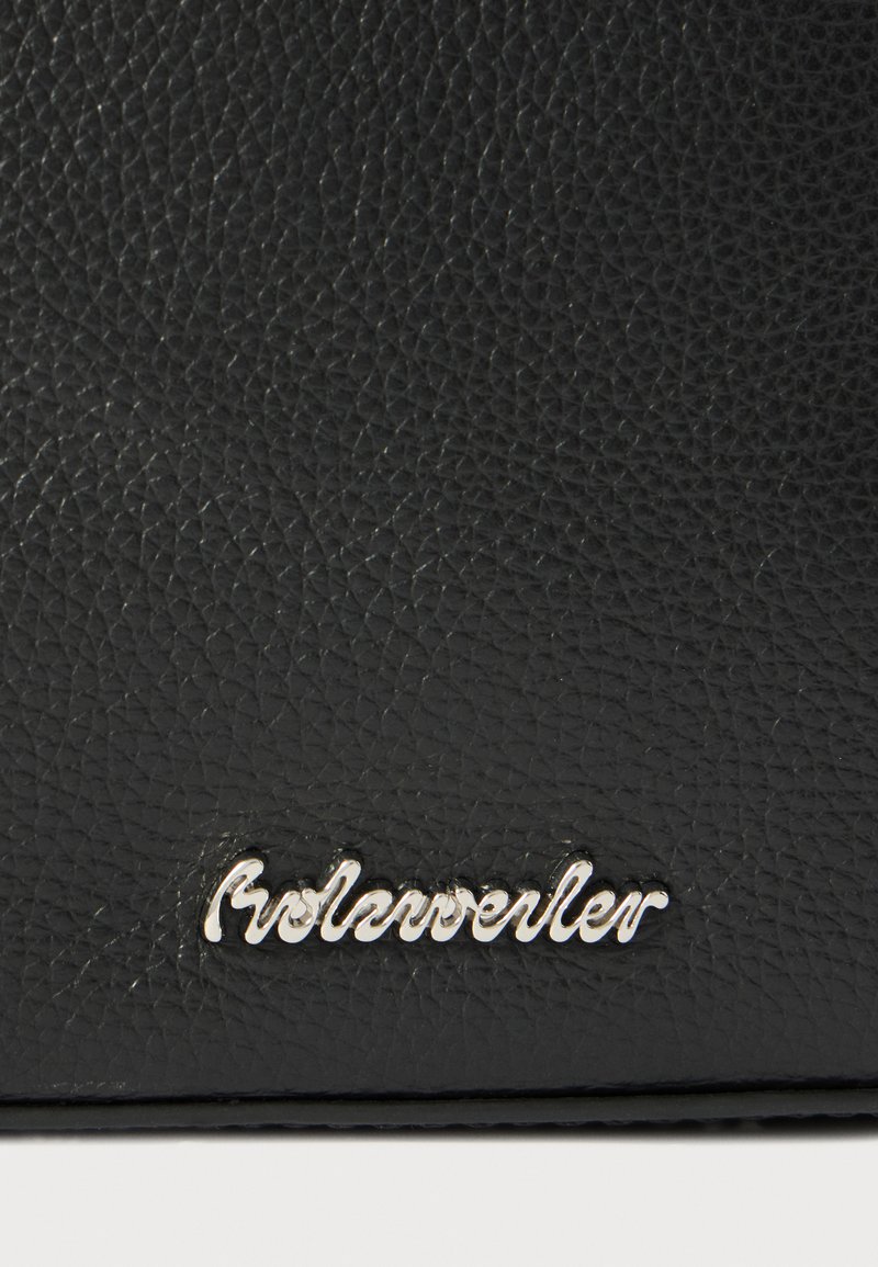 Surface en cuir noir texturé avec un logo "holzweiler" en ton argent brodé en bas à droite. Design minimaliste, sans motifs ni accents supplémentaires.