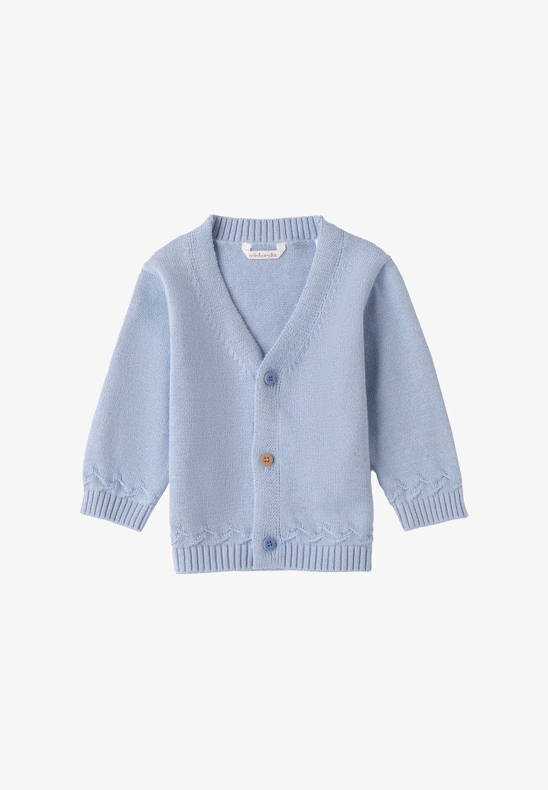 Jasnoniebieski kardigan wykonany z miękkiej dzianiny, z dekoltem w kształcie litery V, prążkowanymi mankietami, falbaniastym dołem i trzema guzikami w różnych kolorach.