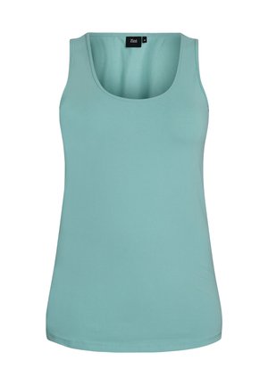 Damska bluzka na ramiączkach w jasnym turkusowym kolorze, z dekoltem w kształcie litery U, prostym dołem i czarną metką marki wewnątrz kołnierzyka.