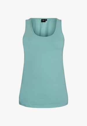 Lyseblågrøn ærmeløs top til kvinder med rund halsudskæring, lige kant og sort mærke inde ved kraven.