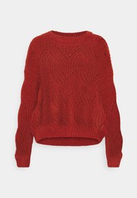 Roter Strickpullover mit lockerer Passform, der ein strukturiertes Muster und einen runden Ausschnitt aufweist. Rippbündchen und -saum verleihen Definition.