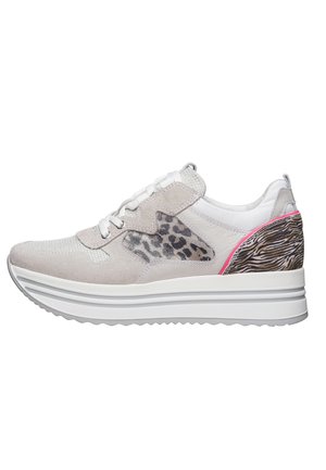 Trainers - sand