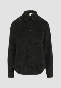 Zwarte corduroy overhemd met een kraag, knoopsluiting aan de voorkant, twee borstzakken en ribbels aan de mouwen. Zachte textuur met verticale ribbels.