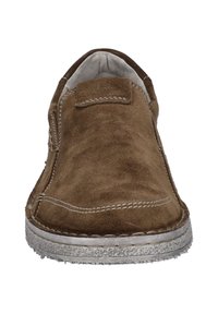 Hnědé semišové slip-on boty s kulatou špičkou a šedou gumovou podrážkou. Dekorativní prošívání zdobí svršek a kolem podrážky.