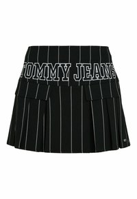 Zwarte plissér rok met witte verticale strepen en een tailleband met "TOMMY JEANS" in witte letters. Gemaakt van stof met een gladde textuur.