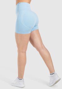 Shorts azzurri a vita alta con una cintura a coste e dettagli di contorno sottili. Tessuto morbido ed elastico progettato per il comfort e il movimento.