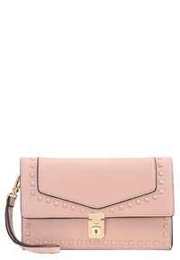 Rosa läderclutch med gyllene detaljer, präglade fyrkantiga nitar längs sidan och en klaffstängning. Texturerad yta med en handledsrem.