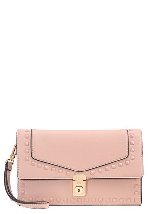Pochette en cuir rose avec quincaillerie dorée, clous carrés en relief sur le côté et fermeture à rabat. Fini texturé avec une lanière pour le poignet.