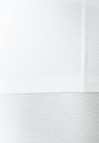 Witte stof met een gestructureerd patroon; gelaagd ontwerp met een glad bovenste gedeelte en een meer gestructureerd onderste gedeelte, beide in tinten wit.