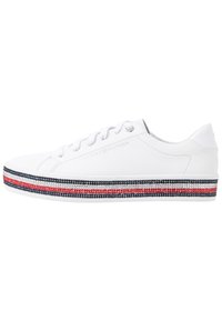 Biała sneakersy z gładkiej skóry, sznurowanym designem i dekoracyjną, teksturowaną platformą z granatowymi, czerwonymi i srebrnymi akcentami.