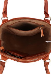 Una borsa a mano in pelle arancione con apertura superiore, dotata di un interno liscio, una tasca con zip e diversi scomparti.