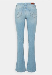 Jean évasé bleu clair en denim. Il comporte des poches arrière avec des surpiqûres courbes et un patch logo marron sur la ceinture.