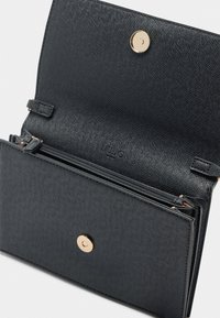 Portafoglio in pelle nera con finitura texturizzata, chiusura a scatto in metallo dorato, tasche interne e una sezione con zip per una conservazione sicura.