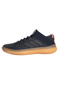 Scarpa sportiva blu scuro realizzata in materiale a maglia testurizzato; presenta un profilo basso, punta rotonda e suola in gomma traslucida arancione.