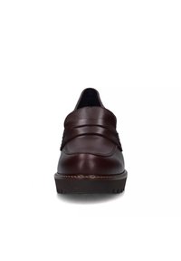 Scarpe slip-on in pelle marrone con superficie liscia, caratterizzate da una fascia sulla parte superiore e una suola testurizzata per una migliore aderenza.