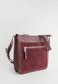 Next POCKET MESSENGER - REGULAR FIT - Rankinė per petį - berry red