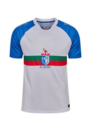 Hvid fodboldtrøje med blå ærmer, grønne og røde vandrette striber, 1. FC Magdeburg-logo og teksten "60 Jahre" under logoet.