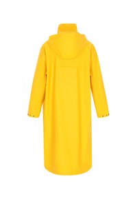 Sárga vízhatlan esőkabát hosszú ujjakra, kapucnival és patentgombos díszítéssel a mandzsettákon. Simább textúra és egyenes sziluett.