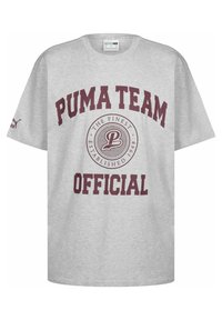 Pilkos medvilnės marškinėliai su užrašu "PUMA TEAM" ir "OFFICIAL" burgundiško raudono atspalvio, su apvaliu logotipu centre. Trumpi rankovės, apvalus kaklas.