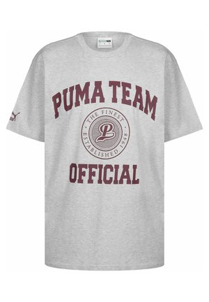 Grå bomulds T-shirt med "PUMA TEAM" og "OFFICIAL" i maroon tekst, med et cirkulært logo i midten. Korte ærmer, rund hals.