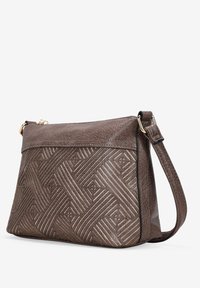 Bolso bandolera de cuero marrón con un patrón trenzado y un acabado texturizado, con herrajes dorados y una correa ajustable.