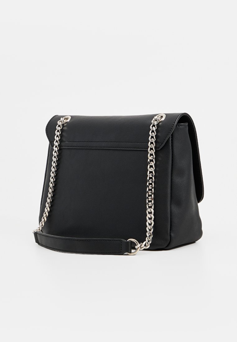 Borsa a tracolla in finta pelle nera con una tracolla a catena, chiusura a pattina e superficie texturizzata. Presenta una forma rettangolare e dettagli in metallo argentato.