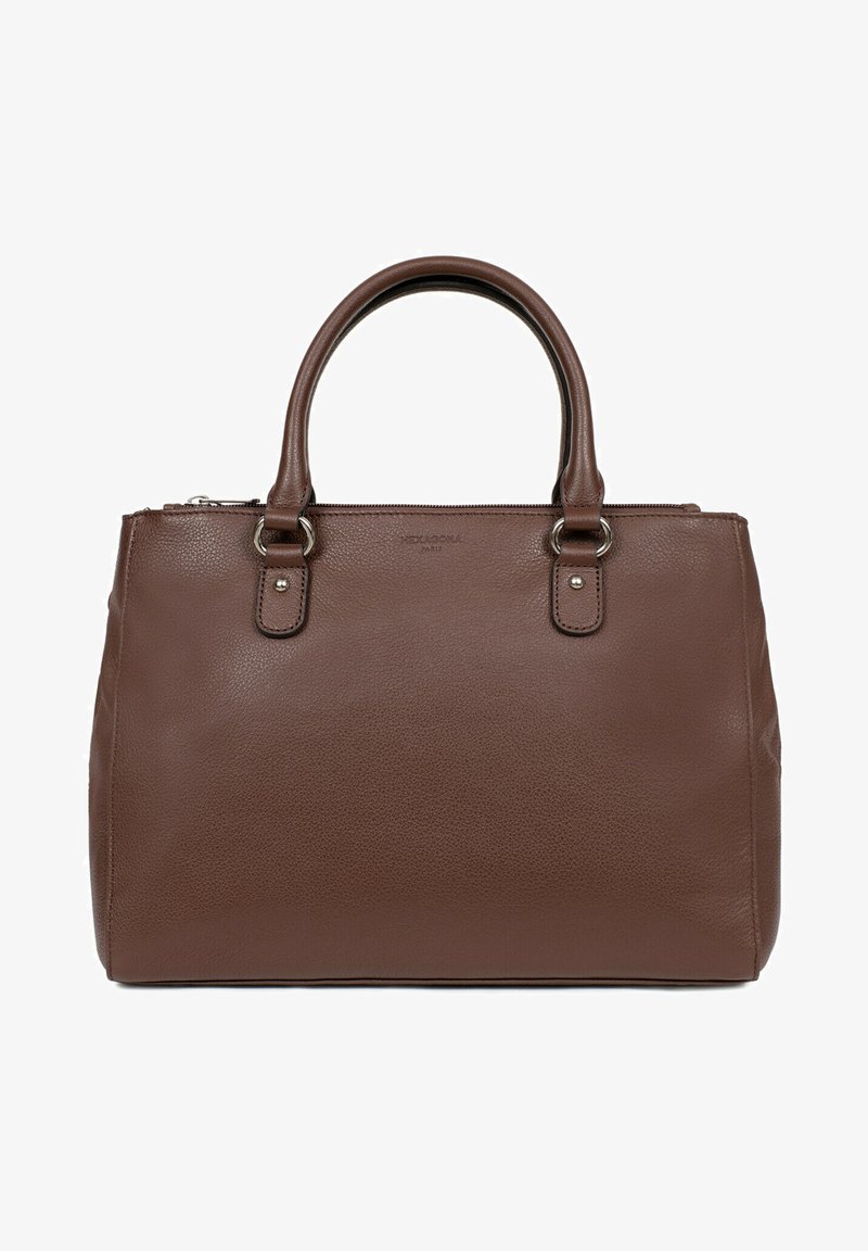 Bruine leren handtas met een gestructureerd ontwerp, dubbele handgrepen aan de bovenkant, zilveren hardware-accenten en een ritssluiting aan de bovenkant.