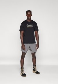 Venum SNAKE PRINT - T-shirt con stampa - black