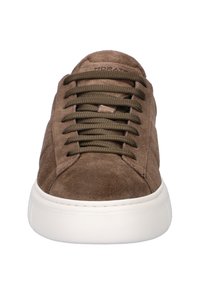 Braune Wildleder-Sneaker mit runder Schuhspitze, weißer Gummisohle und olivgrünen Schnürsenkeln. Verfügt über ein minimalistisches Design und gestickte Akzente.