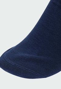 Námořnicky modrá ponožka s žebrovanou texturou a hladkým švem na špičce. Má zesílenou patu a elastický lem pro pevné uchycení.